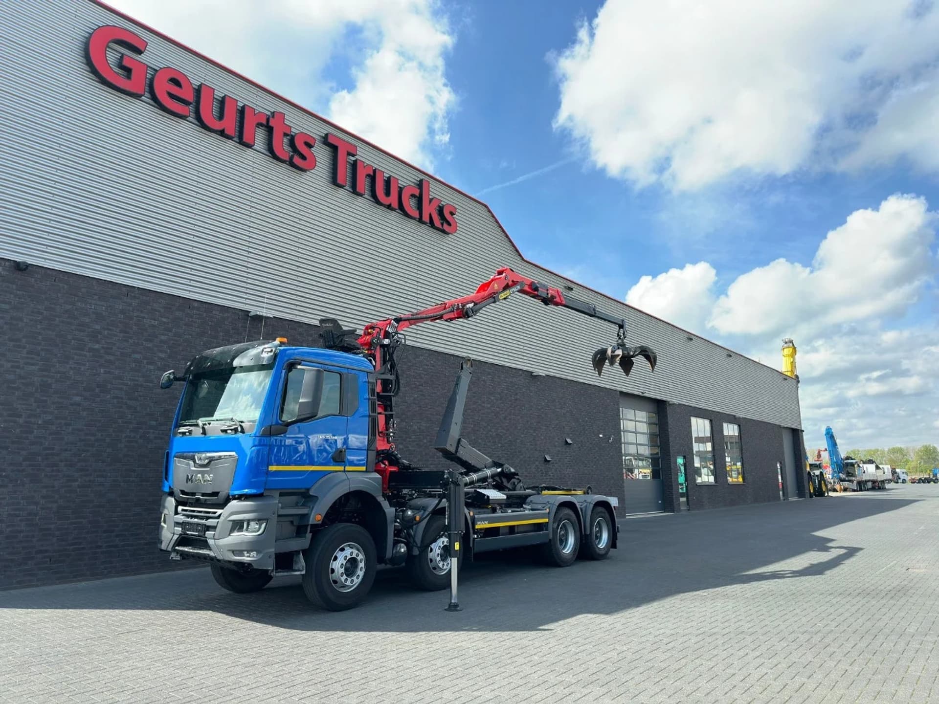 Foto 2 van MAN TGS 35.510 8X4 BB + PALFINGER HAAKARMSYSTEEM + PALFINGER Q170Z95TR KRAAN/KRAN/CRANE/GRUA