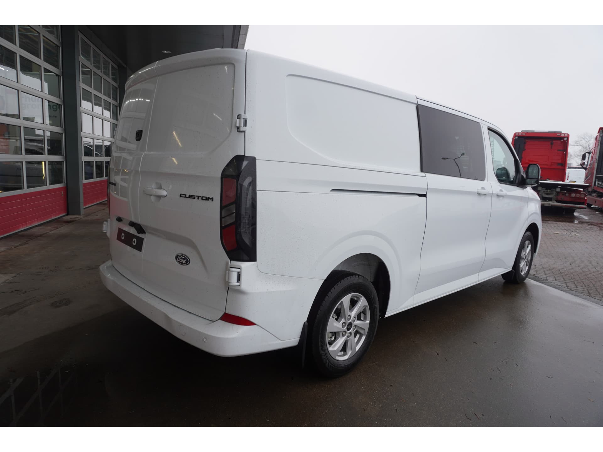 Foto 4 van Ford 320L 2.0 TDCI 170PK L2H1 Limited DubbelCabine Automaat Schuifdeur L/R