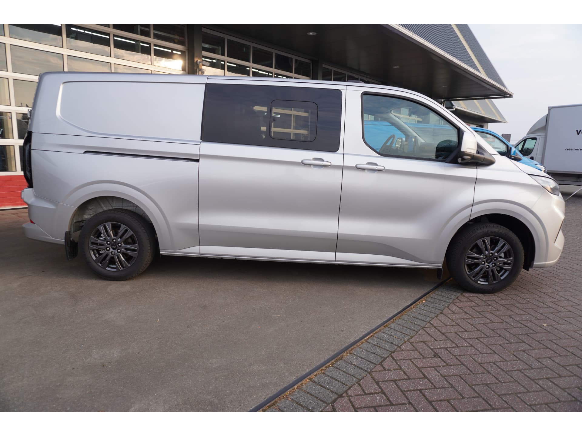 Foto 3 van Ford 320L 2.0 TDCI 170PK L2H1 Limited DubbelCabine Automaat Schuifdeur L/R