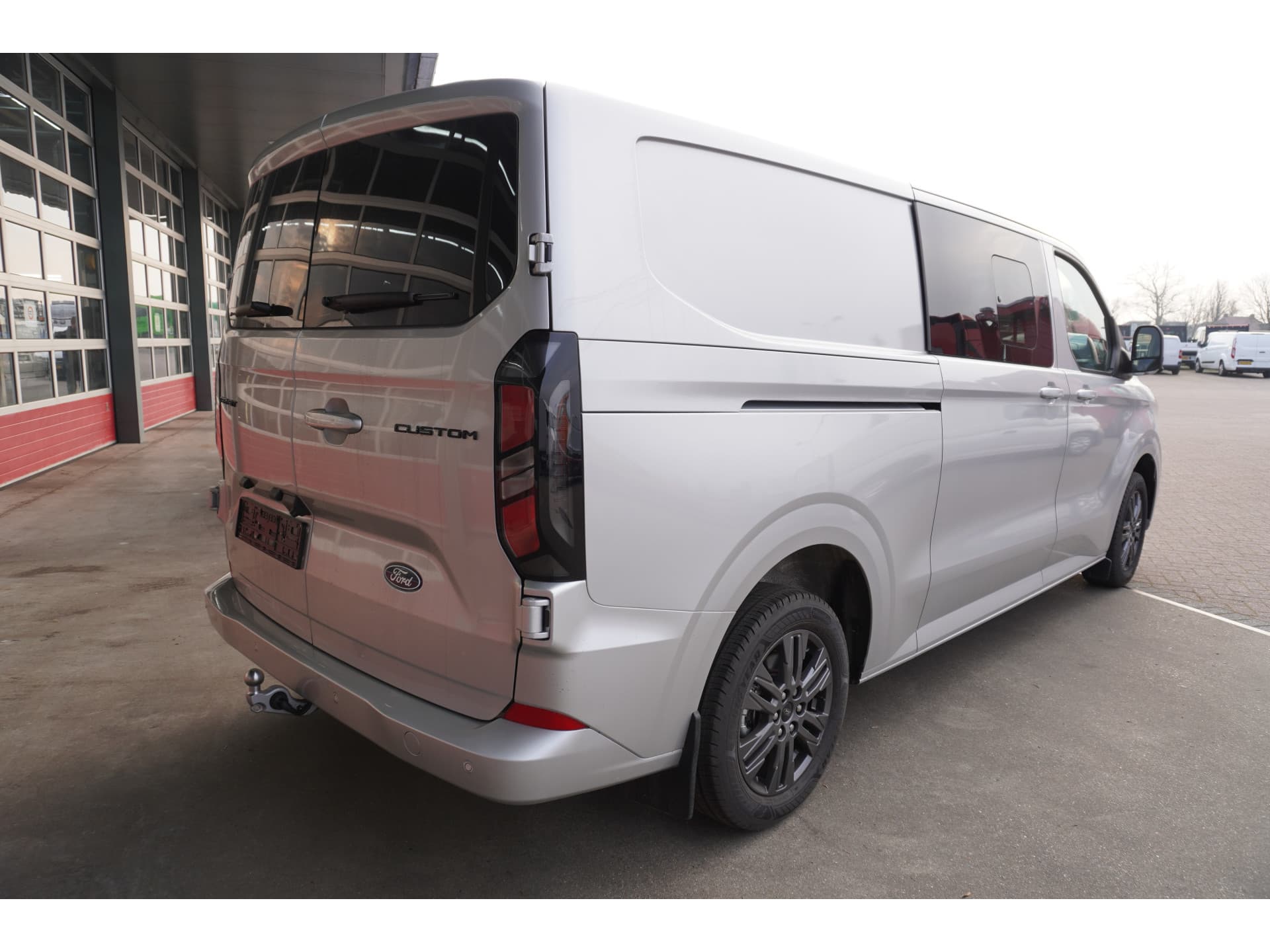 Foto 4 van Ford 320L 2.0 TDCI 170PK L2H1 Limited DubbelCabine Automaat Schuifdeur L/R