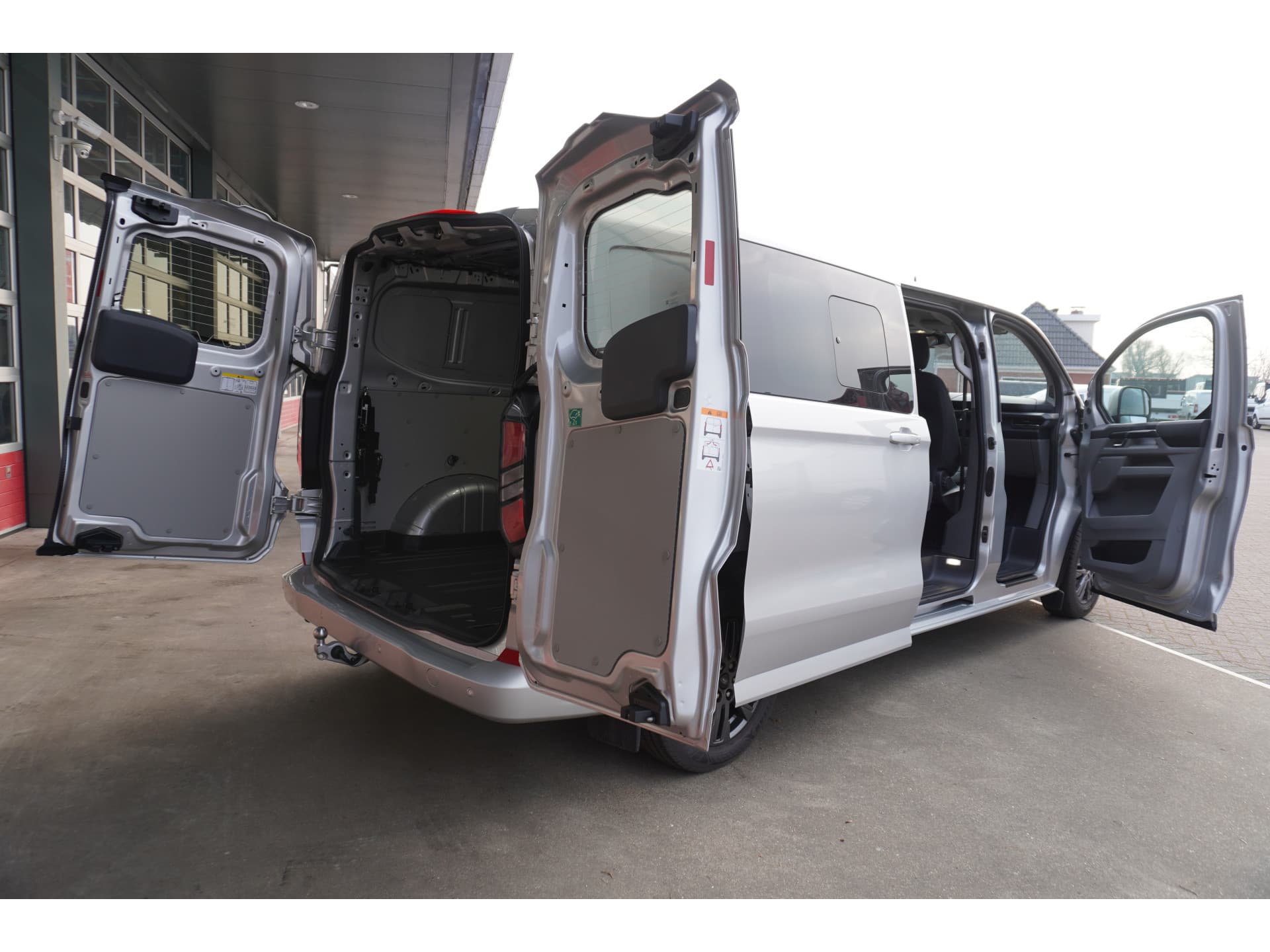 Foto 5 van Ford 320L 2.0 TDCI 170PK L2H1 Limited DubbelCabine Automaat Schuifdeur L/R