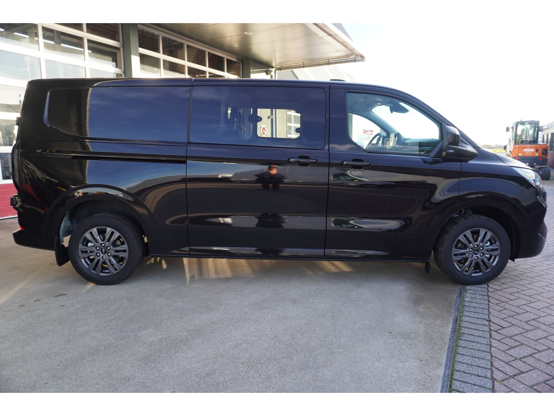 Foto 3 van Ford 320L 2.0 TDCI 170PK L2H1 Limited DubbelCabine Automaat Schuifdeur L/R