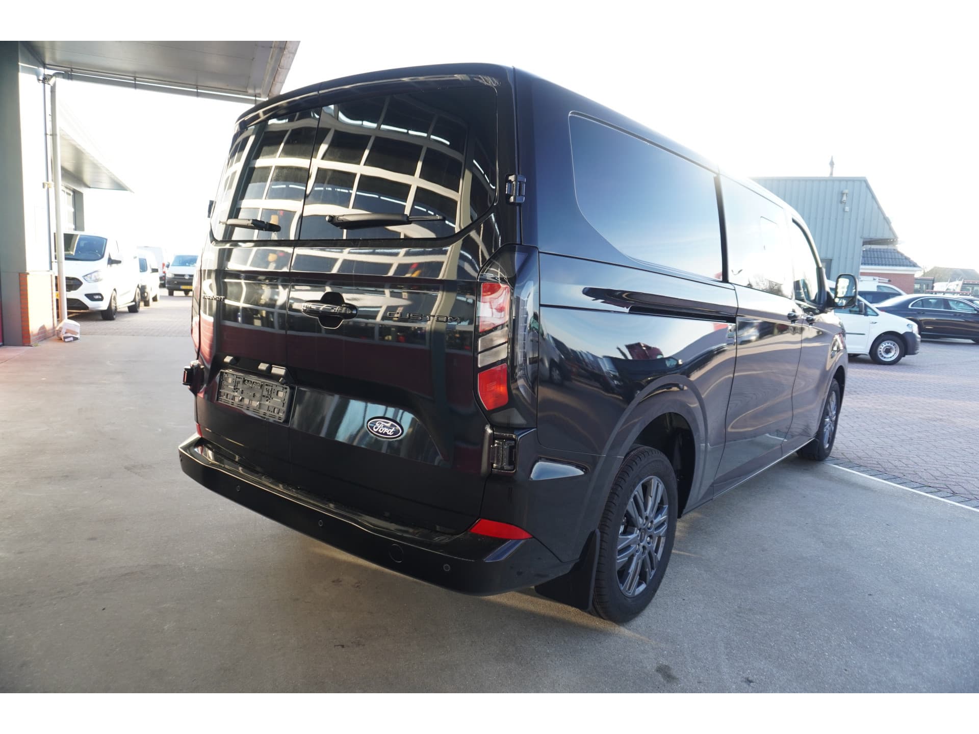 Foto 4 van Ford 320L 2.0 TDCI 170PK L2H1 Limited DubbelCabine Automaat Schuifdeur L/R