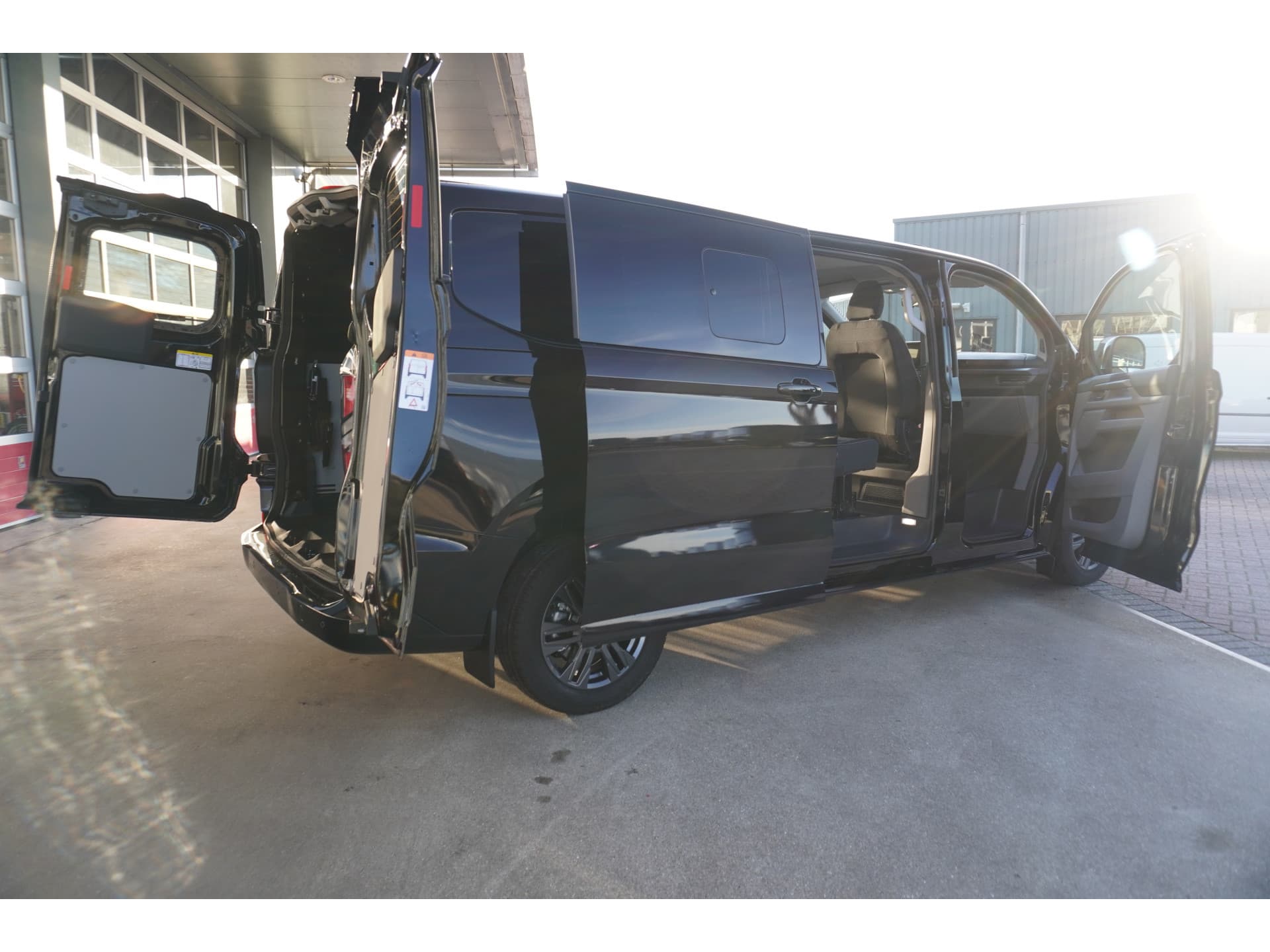 Foto 5 van Ford 320L 2.0 TDCI 170PK L2H1 Limited DubbelCabine Automaat Schuifdeur L/R