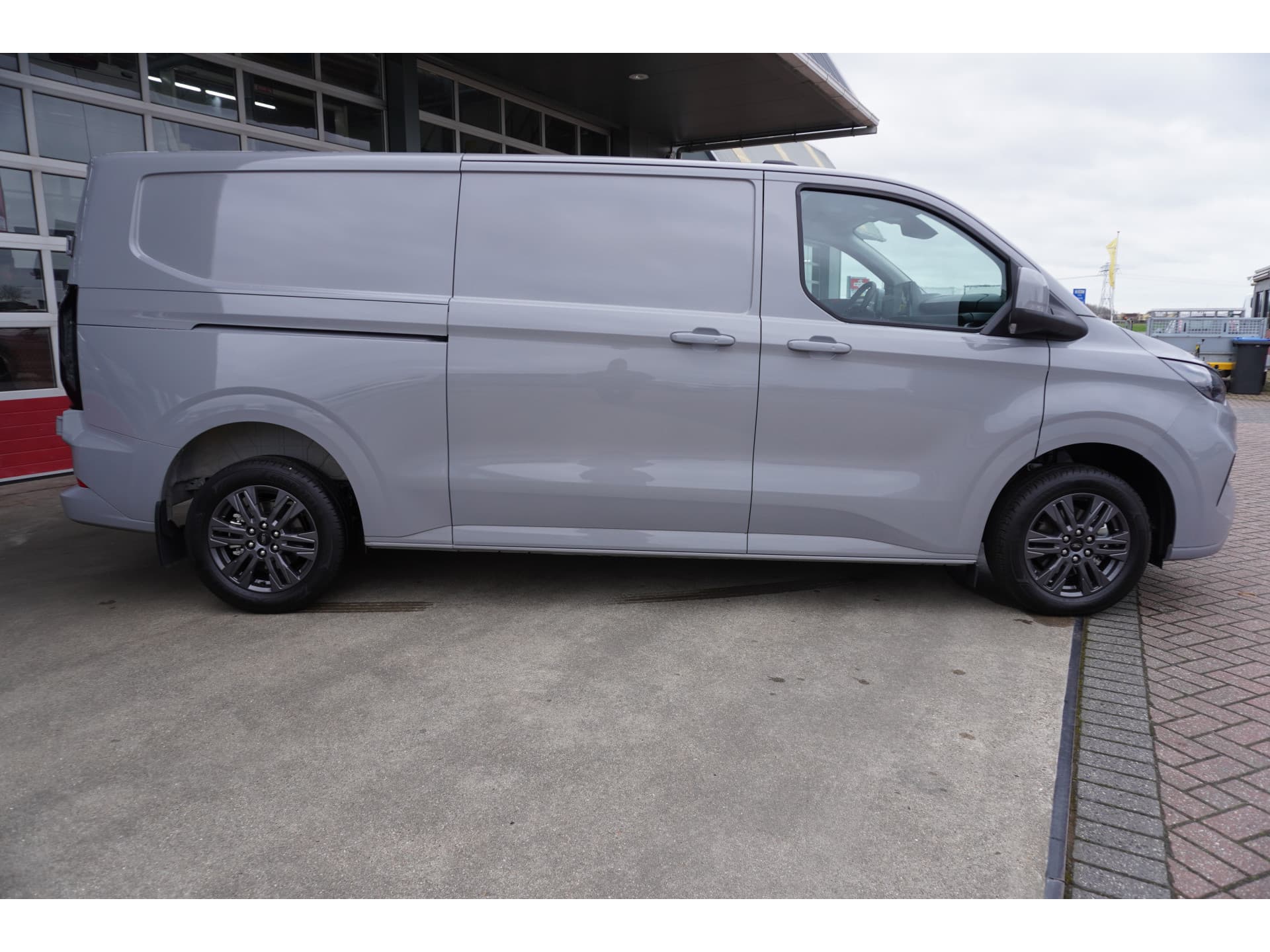 Foto 3 van Ford 320 2.0 TDCI 170PK L2H1 Limited Automaat Schuifdeur L/R