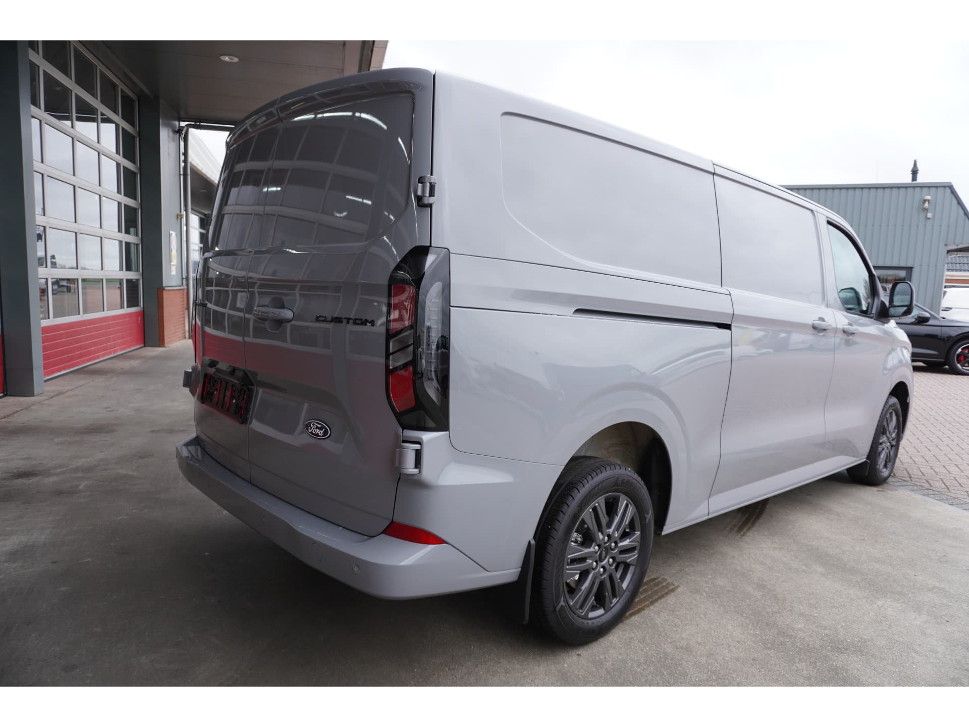 Foto 4 van Ford 320 2.0 TDCI 170PK L2H1 Limited Automaat Schuifdeur L/R