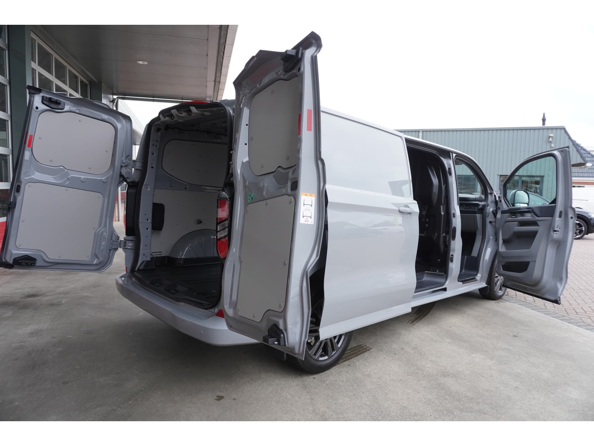 Foto 5 van Ford 320 2.0 TDCI 170PK L2H1 Limited Automaat Schuifdeur L/R