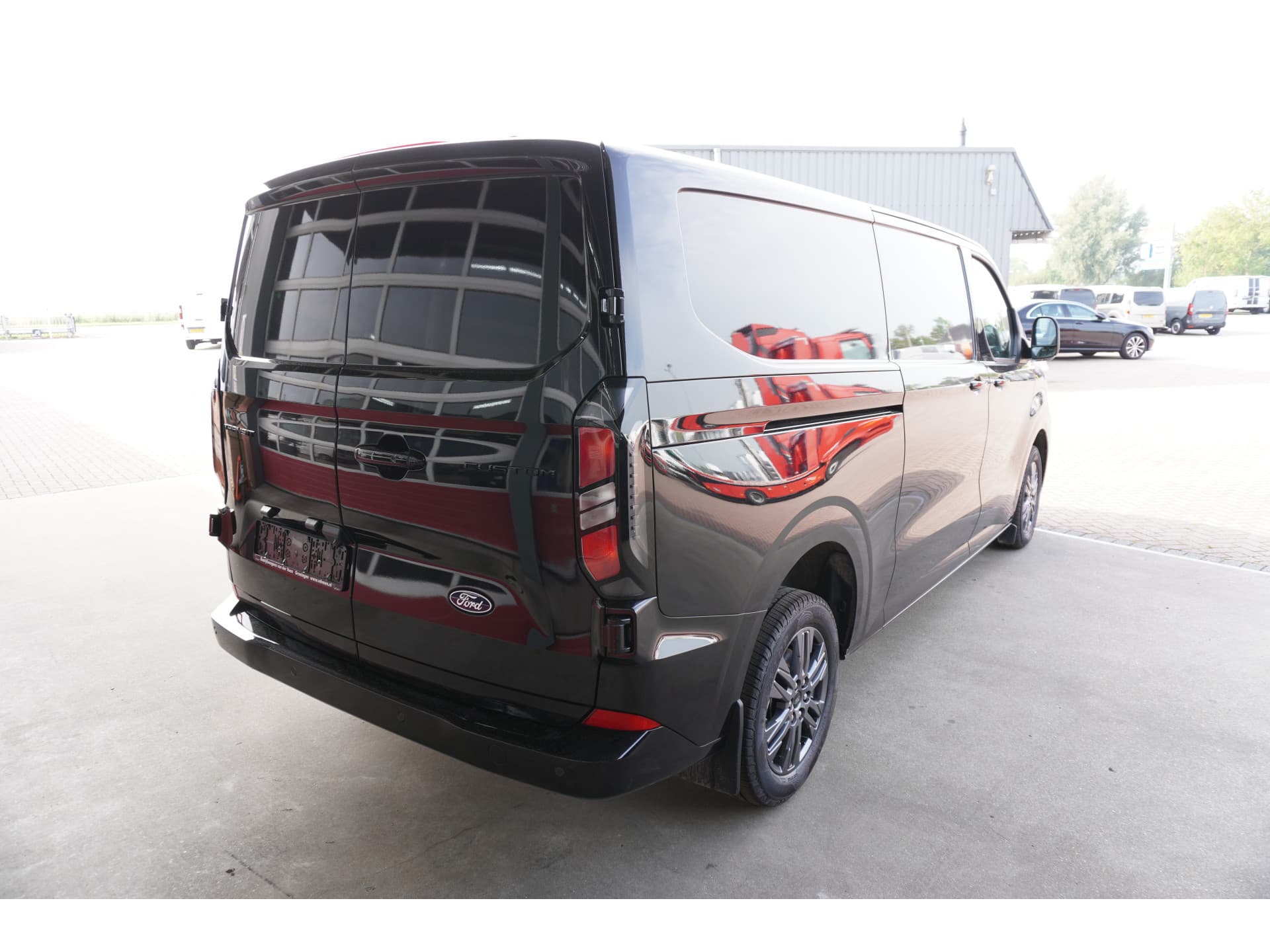 Foto 3 van Ford 320 2.0 TDCI 170PK L2H1 Limited Automaat Schuifdeur L/R