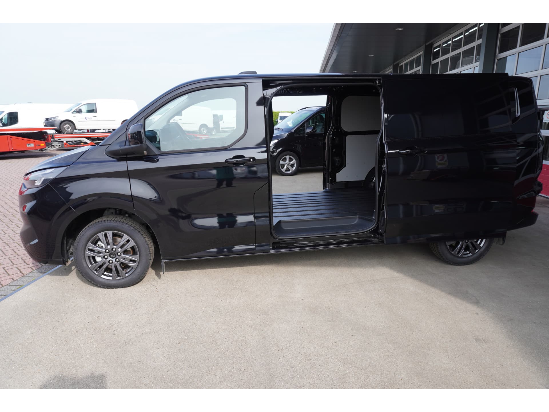Foto 5 van Ford 320 2.0 TDCI 170PK L2H1 Limited Automaat Schuifdeur L/R