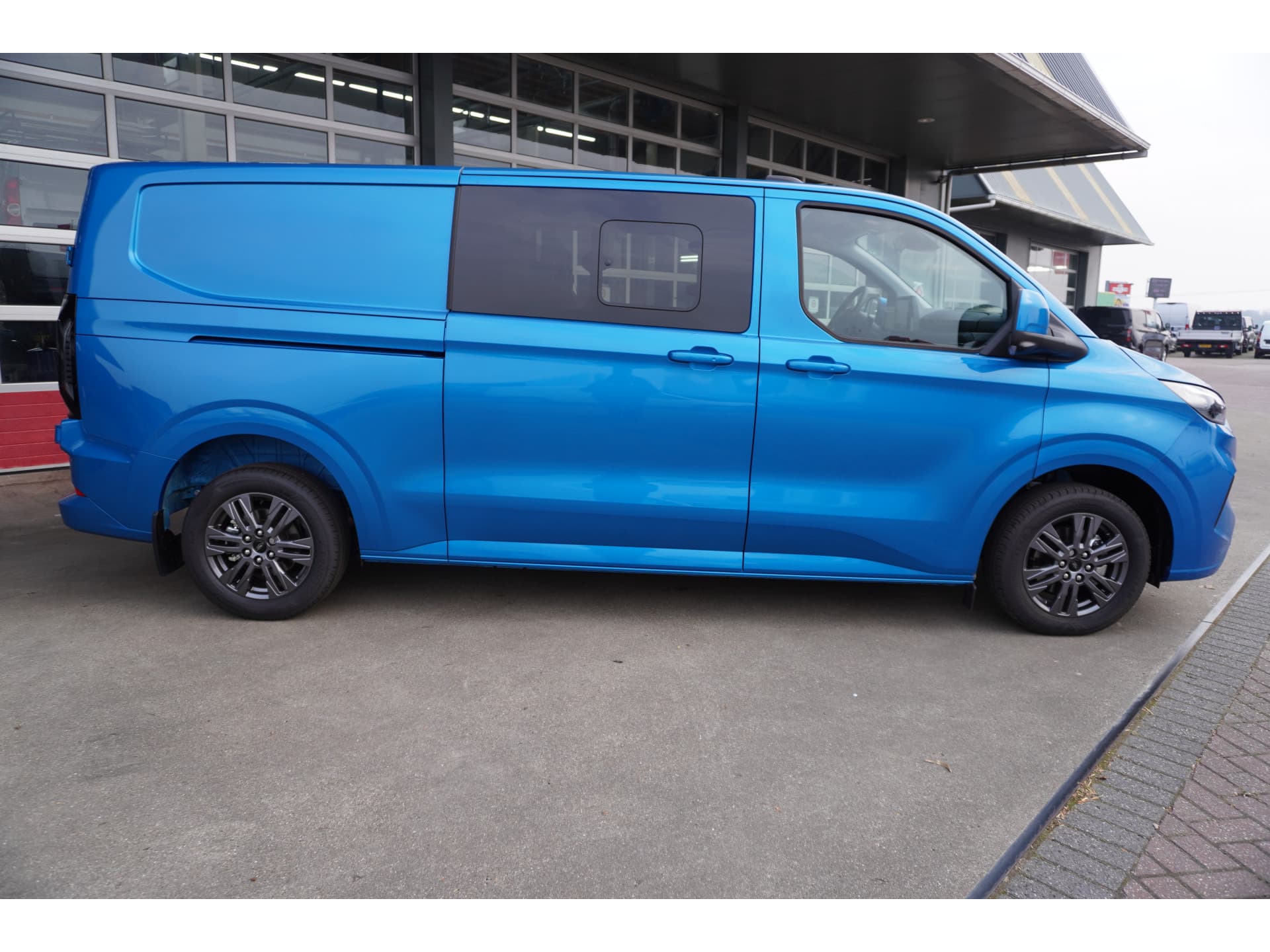 Foto 3 van Ford 320L 2.0 TDCI 170PK L2H1 Limited DubbelCabine Automaat Schuifdeur L/R