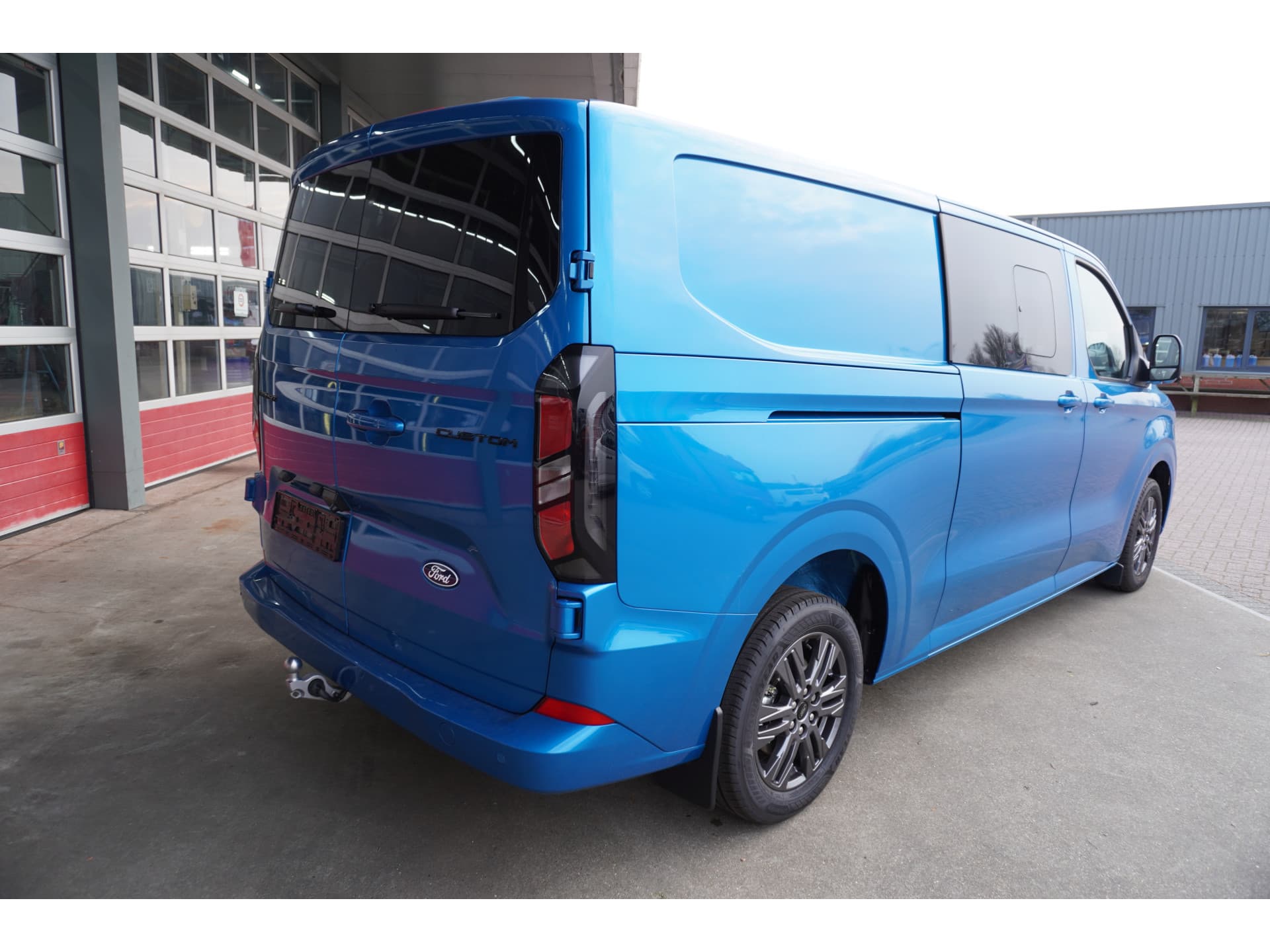 Foto 4 van Ford 320L 2.0 TDCI 170PK L2H1 Limited DubbelCabine Automaat Schuifdeur L/R