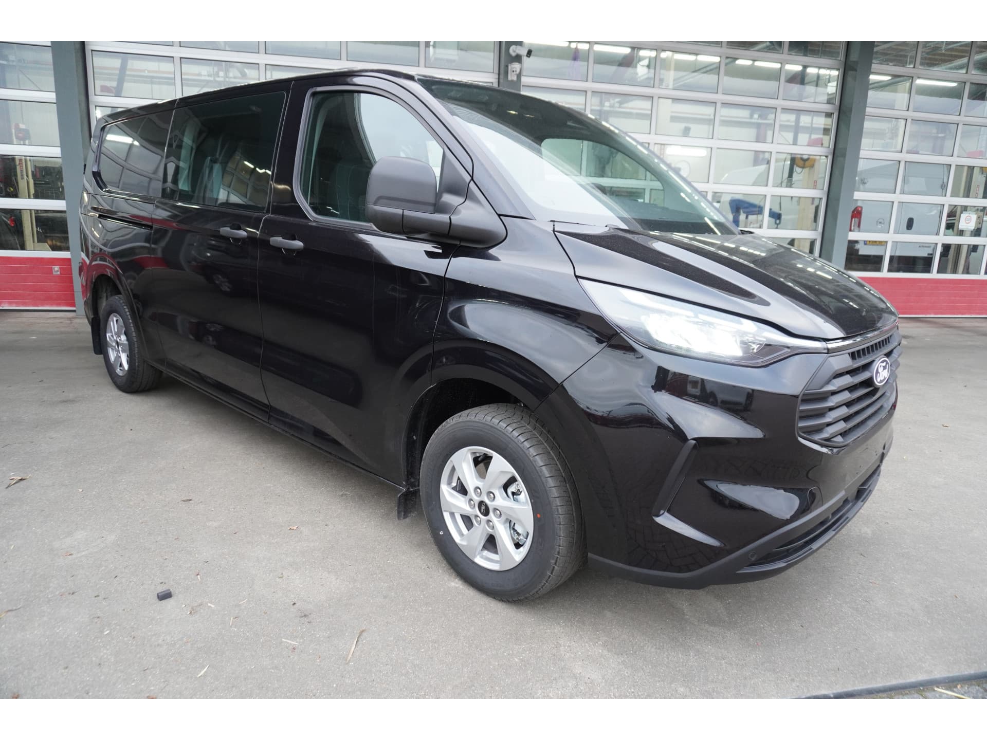Foto 2 van Ford 320L 2.0 TDCI 150PK L2H1 Trend Dubbelcabine Schuifdeur L/R