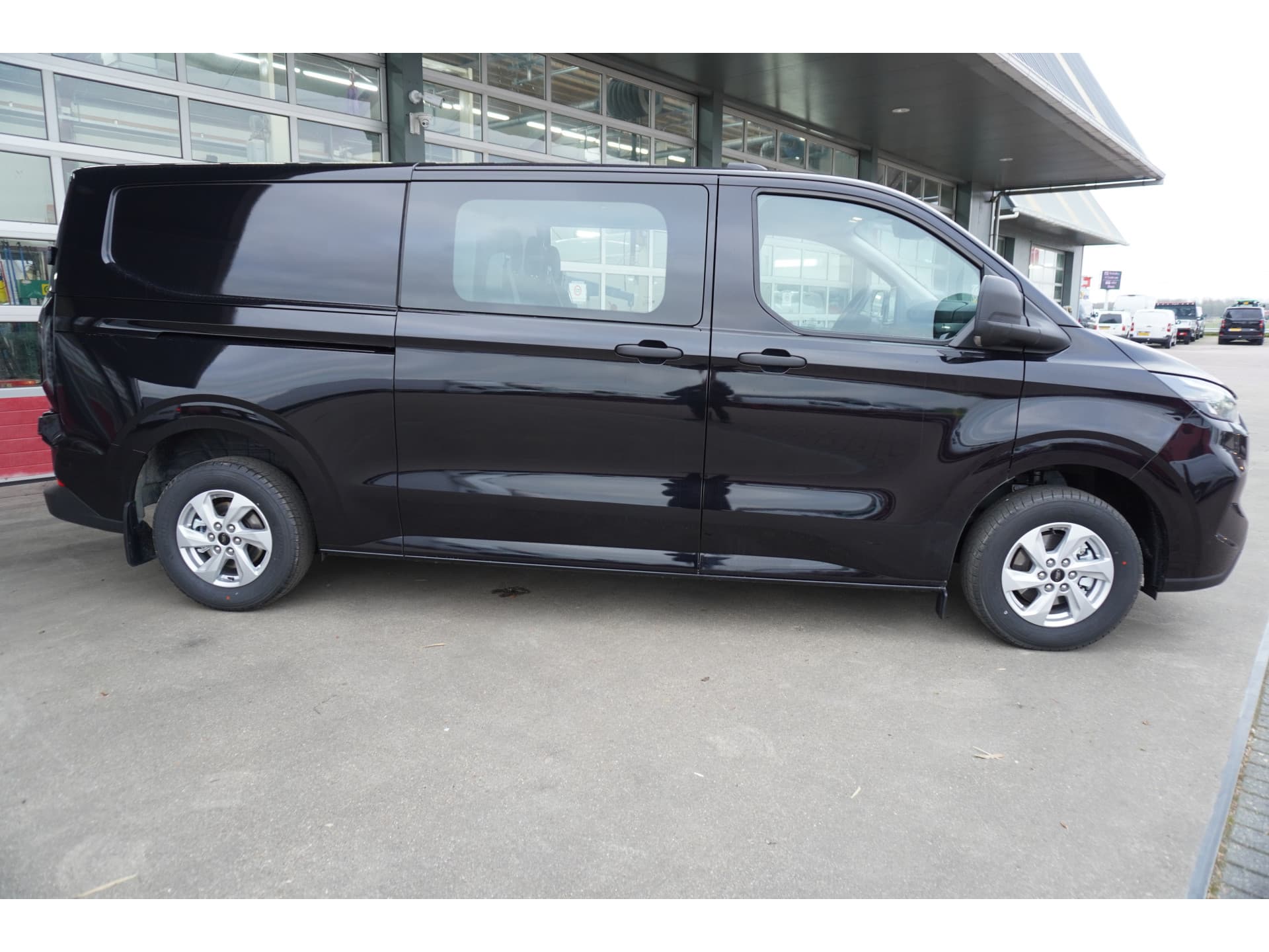 Foto 3 van Ford 320L 2.0 TDCI 150PK L2H1 Trend Dubbelcabine Schuifdeur L/R