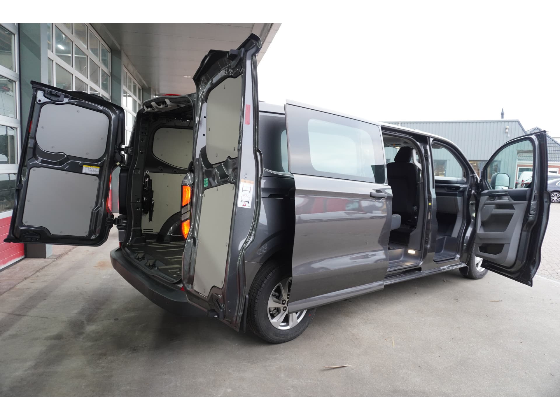 Foto 5 van Ford 320L 2.0 TDCI 150PK L2H1 Trend Dubbelcabine Schuifdeur L/R