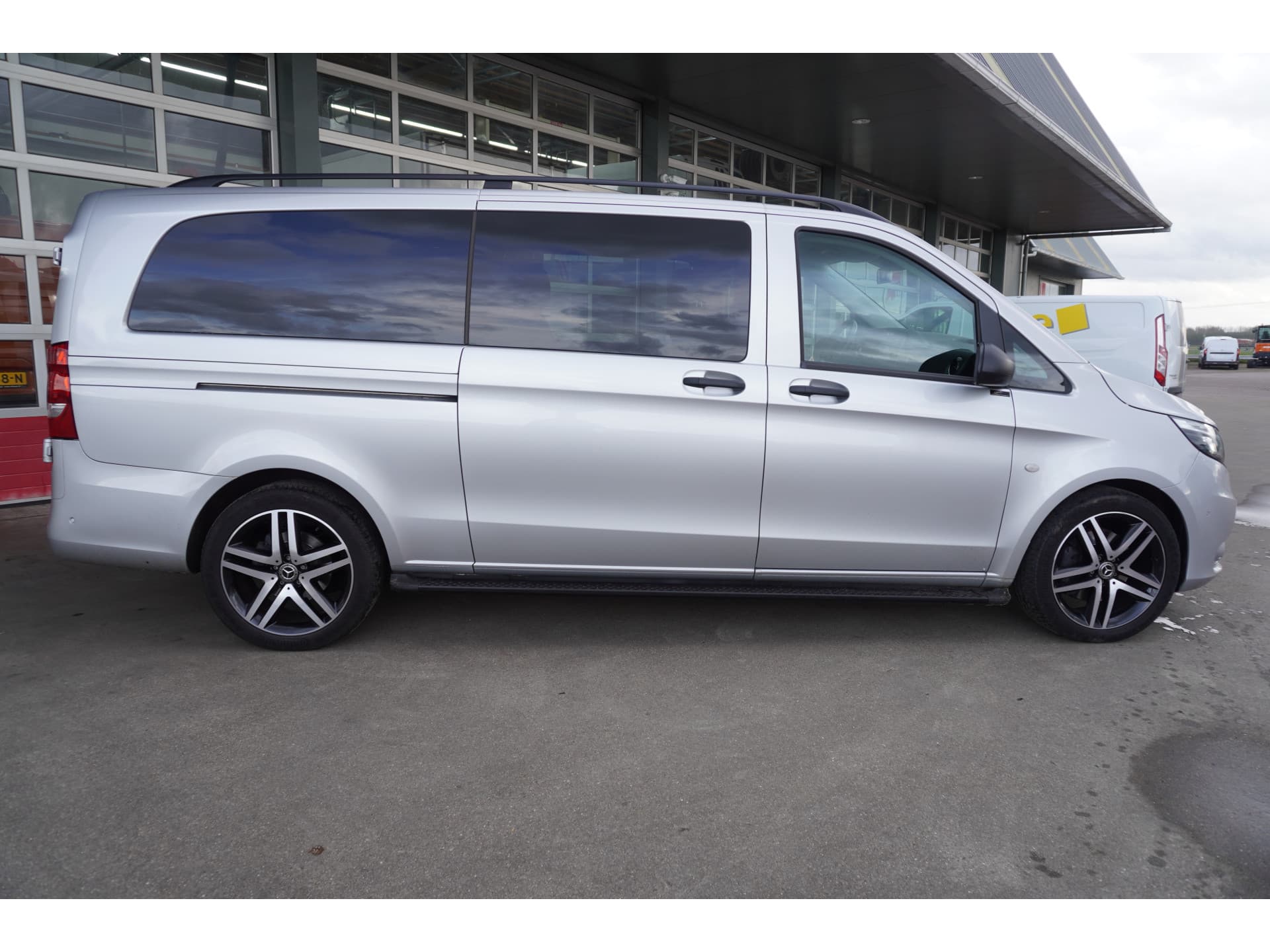 Foto 3 van Mercedes-Benz 124 CDI 237PK Extra Lang Tourer Select Dubbelcabine Schuifdeur L + R Automaat