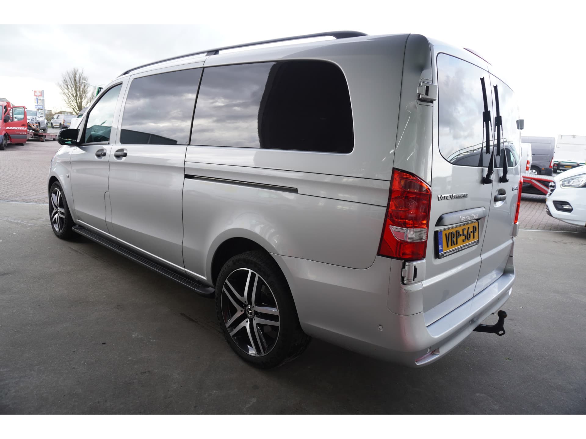 Foto 4 van Mercedes-Benz 124 CDI 237PK Extra Lang Tourer Select Dubbelcabine Schuifdeur L + R Automaat