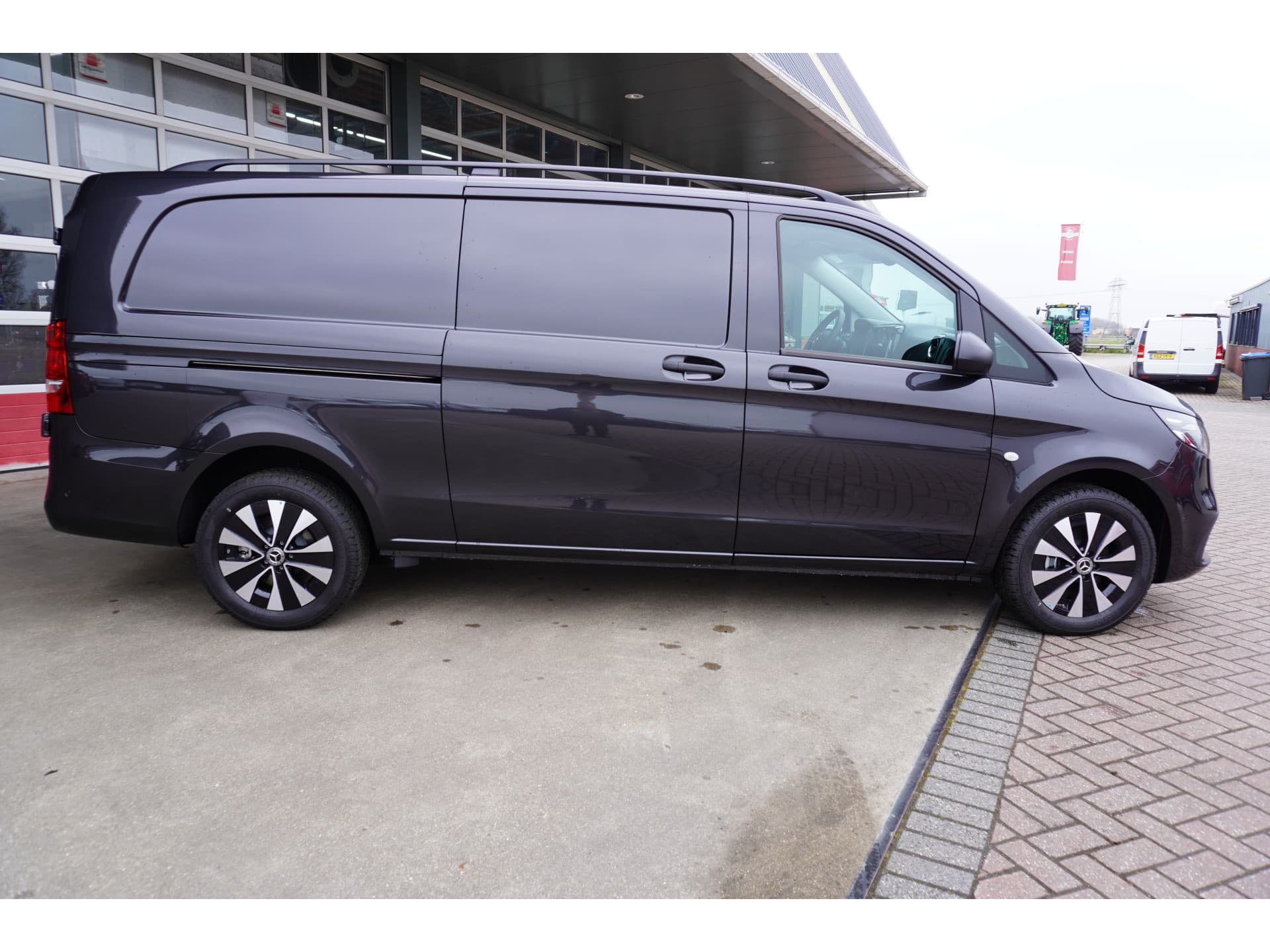 Foto 3 van Mercedes-Benz 119 CDI 191 PK L3 Select Automaat 4X4