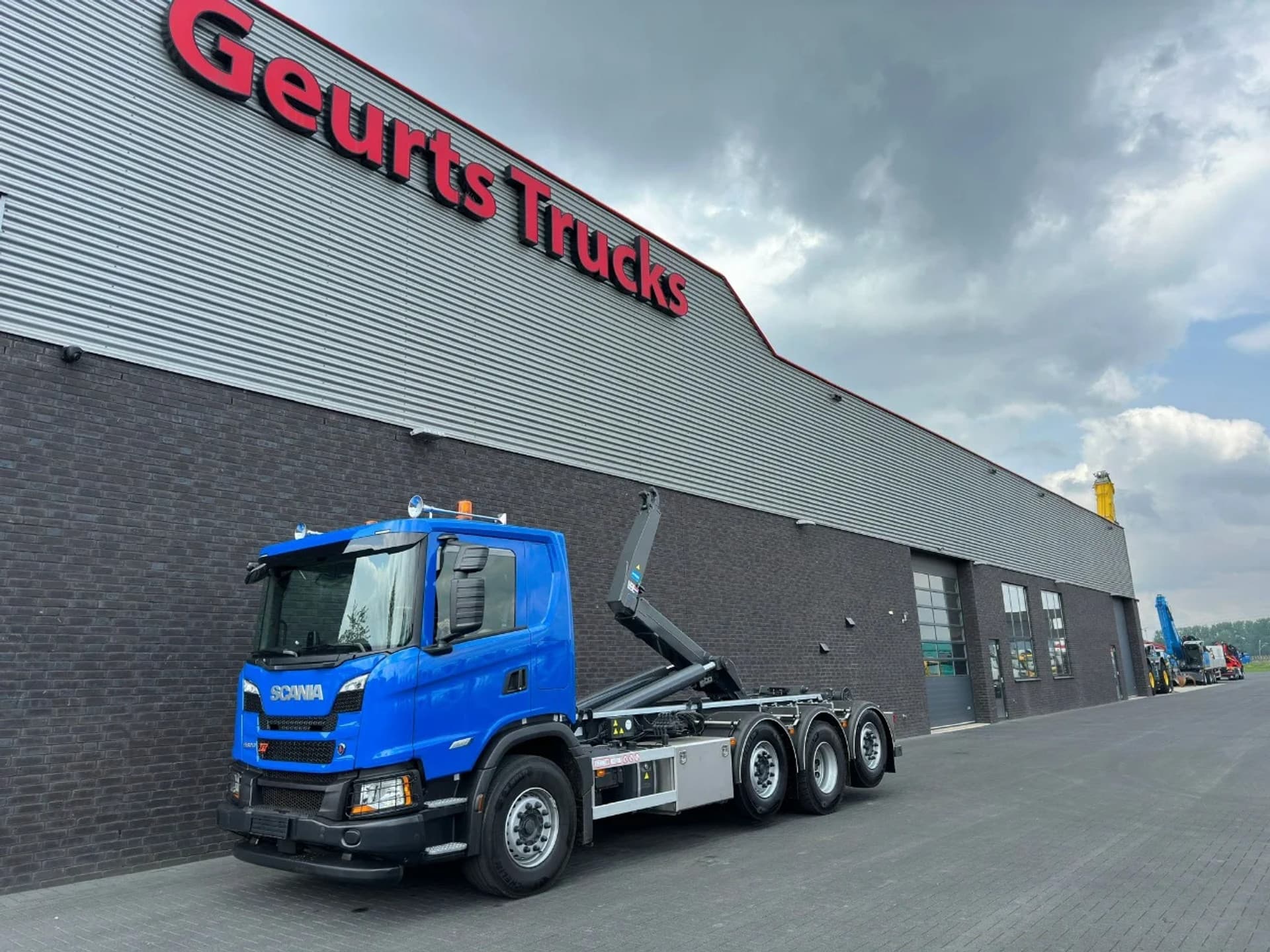 Foto 2 van Scania G 560 NGS XT 8X2/6 TRIPLE + VDL S-30-6400 HAAKARMSYSTEEM/ABROLLKIPPER/HOOKLIFT/NIEUW/NEW