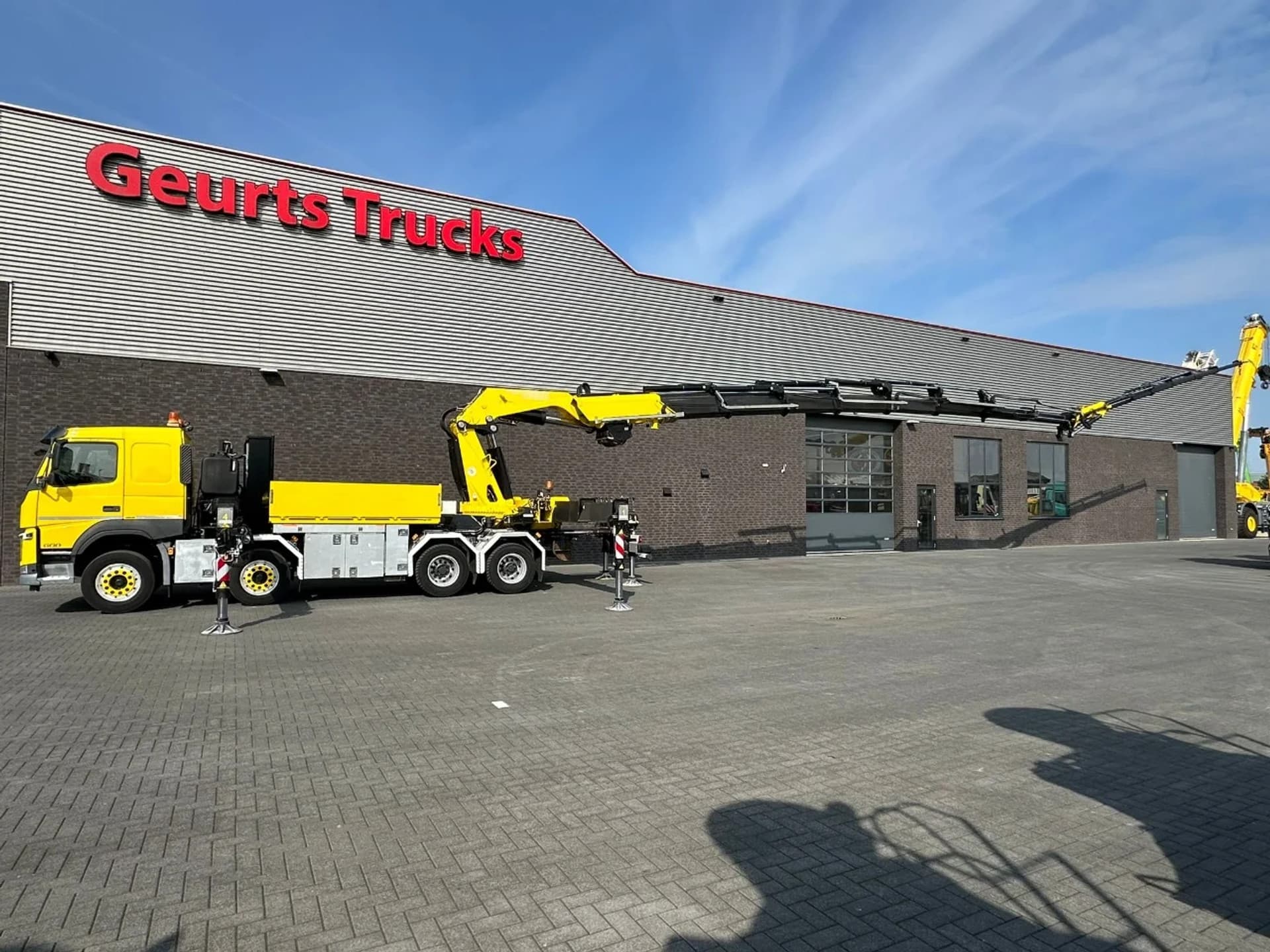 Foto 2 van Volvo FM 460 8X4 FASSI F1300RA.2.28 + JIB L616 KRAAN/KRAN/CRANE/GRUA/MONTAGEKRAN/DACHDECKERKRAN