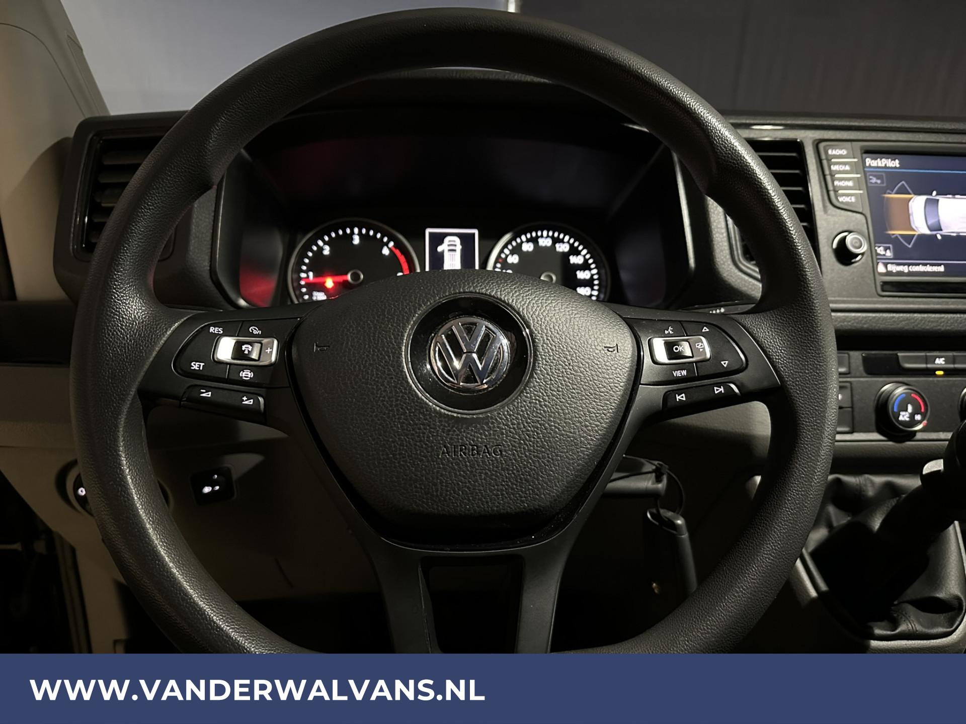 Foto 7 van Volkswagen Crafter 2.0TDI 140pk L3H3 L2H2 Euro6 Airco | 3000kg Trekvermogen | Camera | Apple Carplay