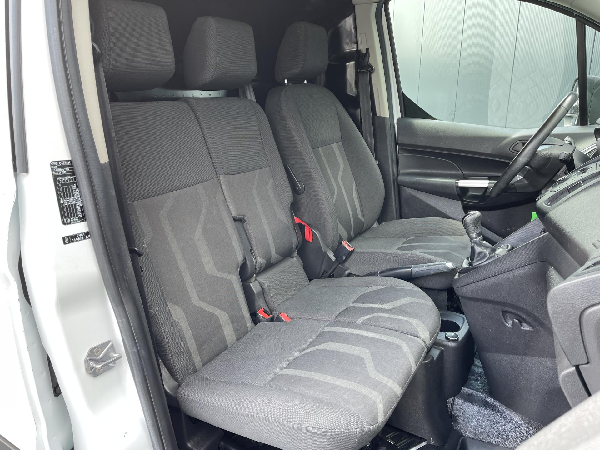 Foto 6 van Ford Transit Connect 1.5 TDCI / L1H1 / TREND / TREKHAAK / IMPERIAAL / AIRCO / CRUISE / 3 PERS