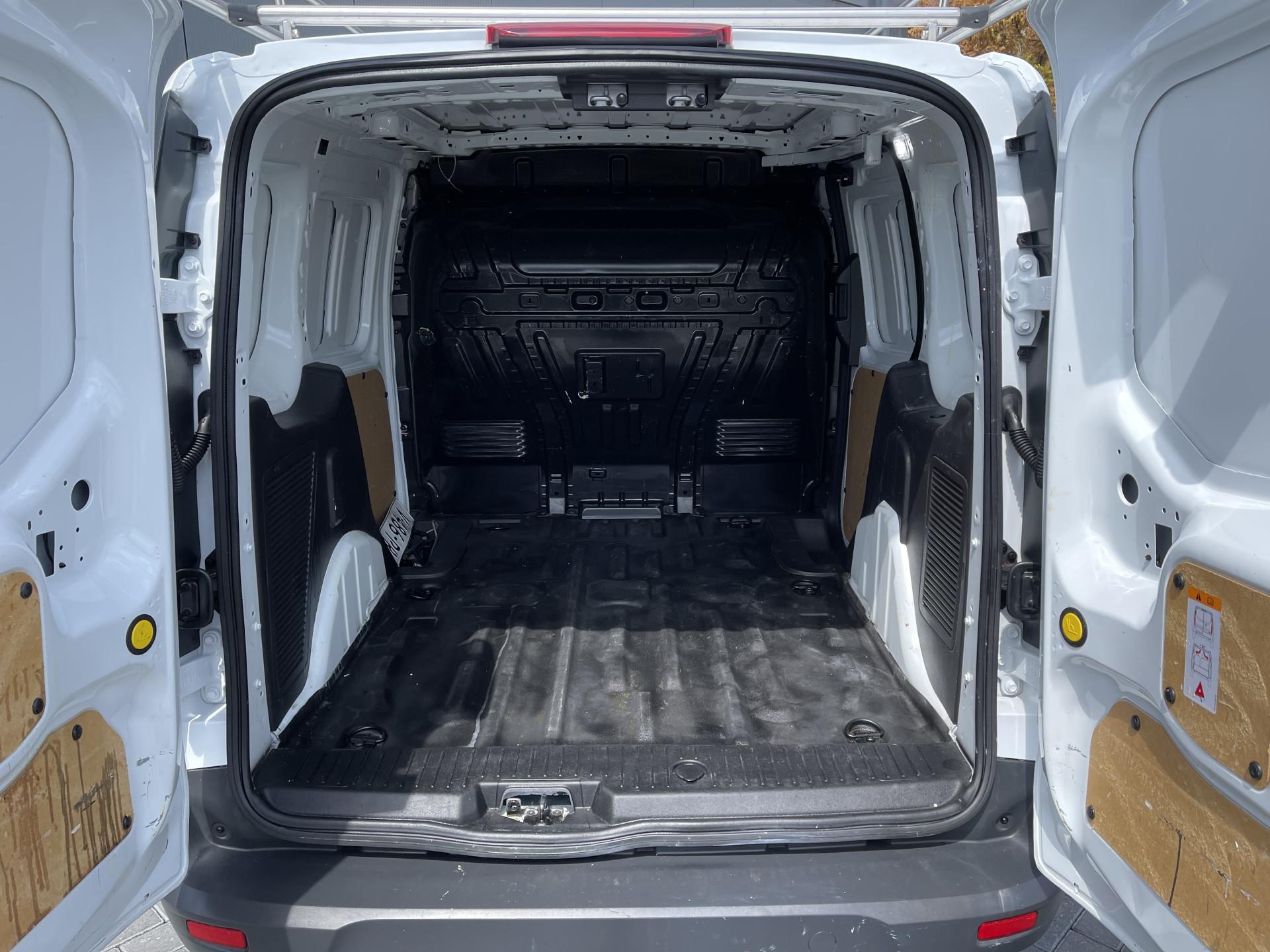 Foto 7 van Ford Transit Connect 1.5 TDCI / L1H1 / TREND / TREKHAAK / IMPERIAAL / AIRCO / CRUISE / 3 PERS