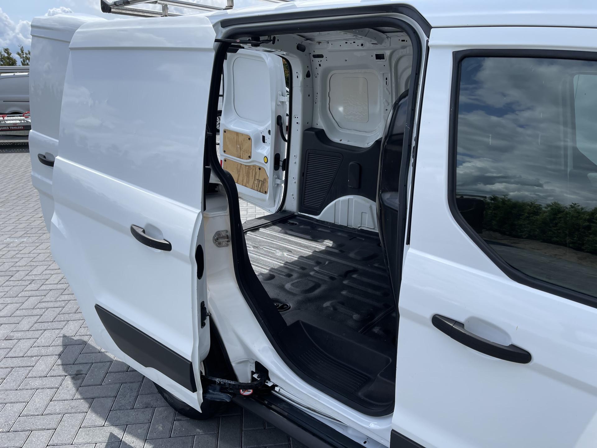 Foto 8 van Ford Transit Connect 1.5 TDCI / L1H1 / TREND / TREKHAAK / IMPERIAAL / AIRCO / CRUISE / 3 PERS