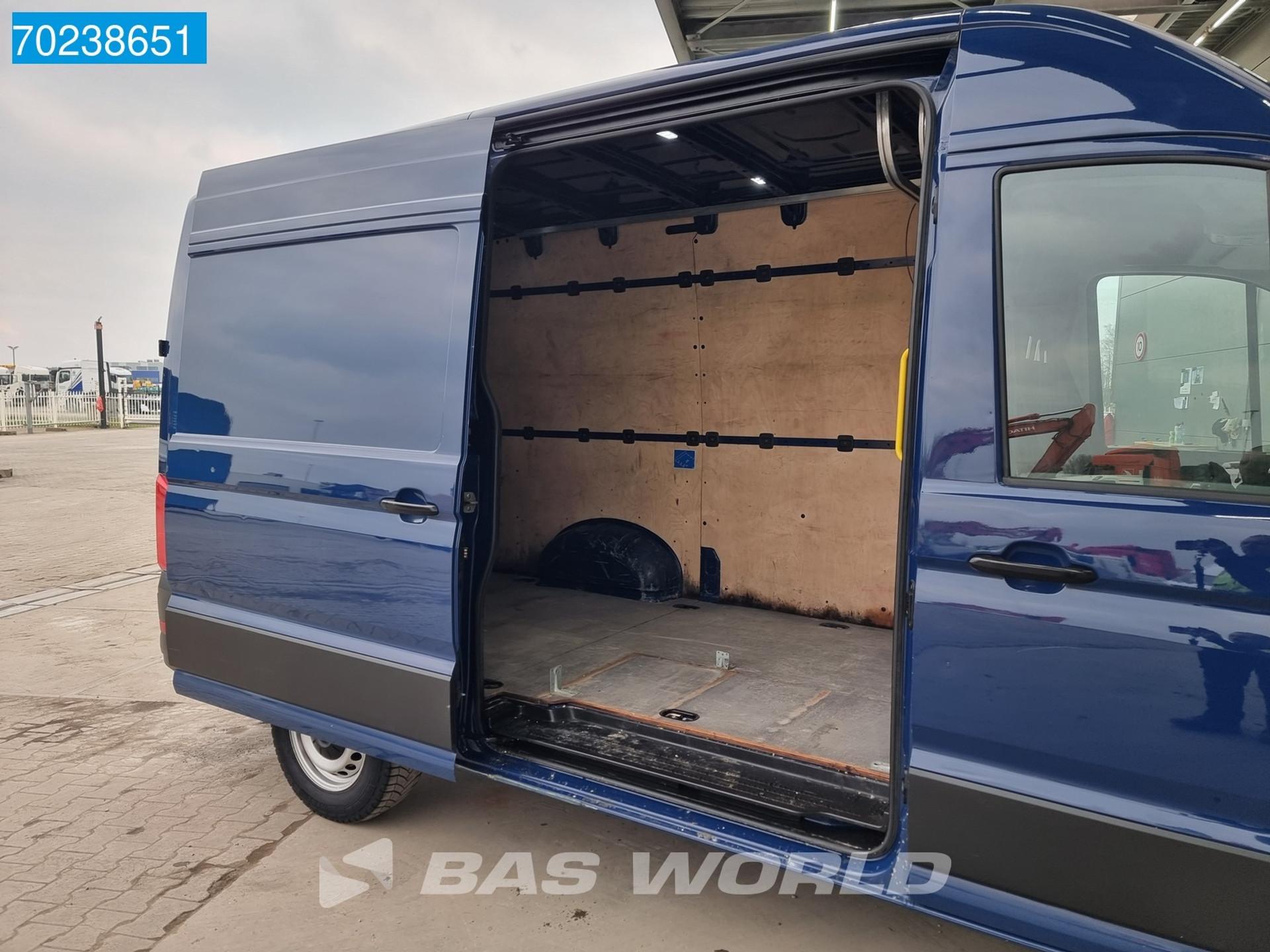 Foto 6 van Volkswagen Crafter 140pk Automaat L3H3 Airco Cruise Standkachel PDC 11m3 Airco Cruise control
