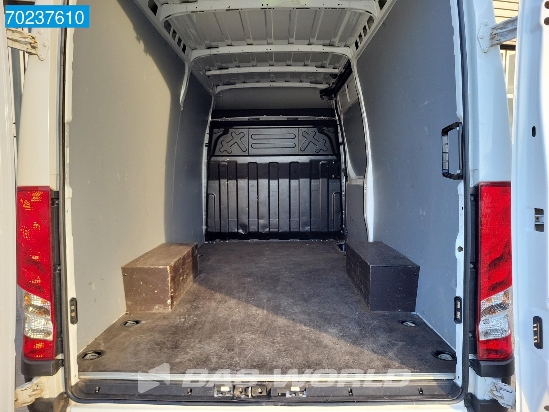 Foto 6 van Iveco Daily 35S14 Automaat L2H2 Airco Cruise Standkachel PDC 12m3 Airco Cruise control