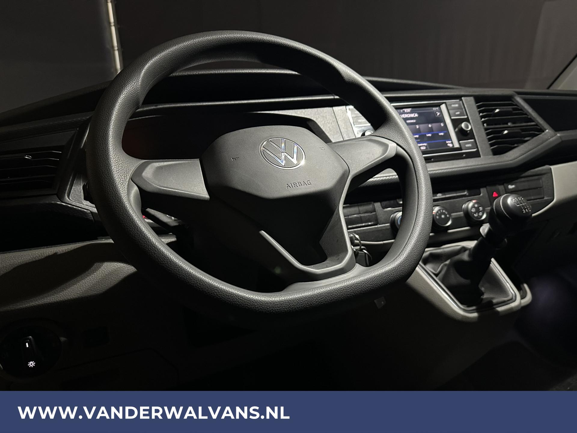 Foto 11 van Volkswagen Transporter 2.0 TDI 150pk L2H1 Euro6 Airco | Trekhaak | Apple Carplay | Android Auto