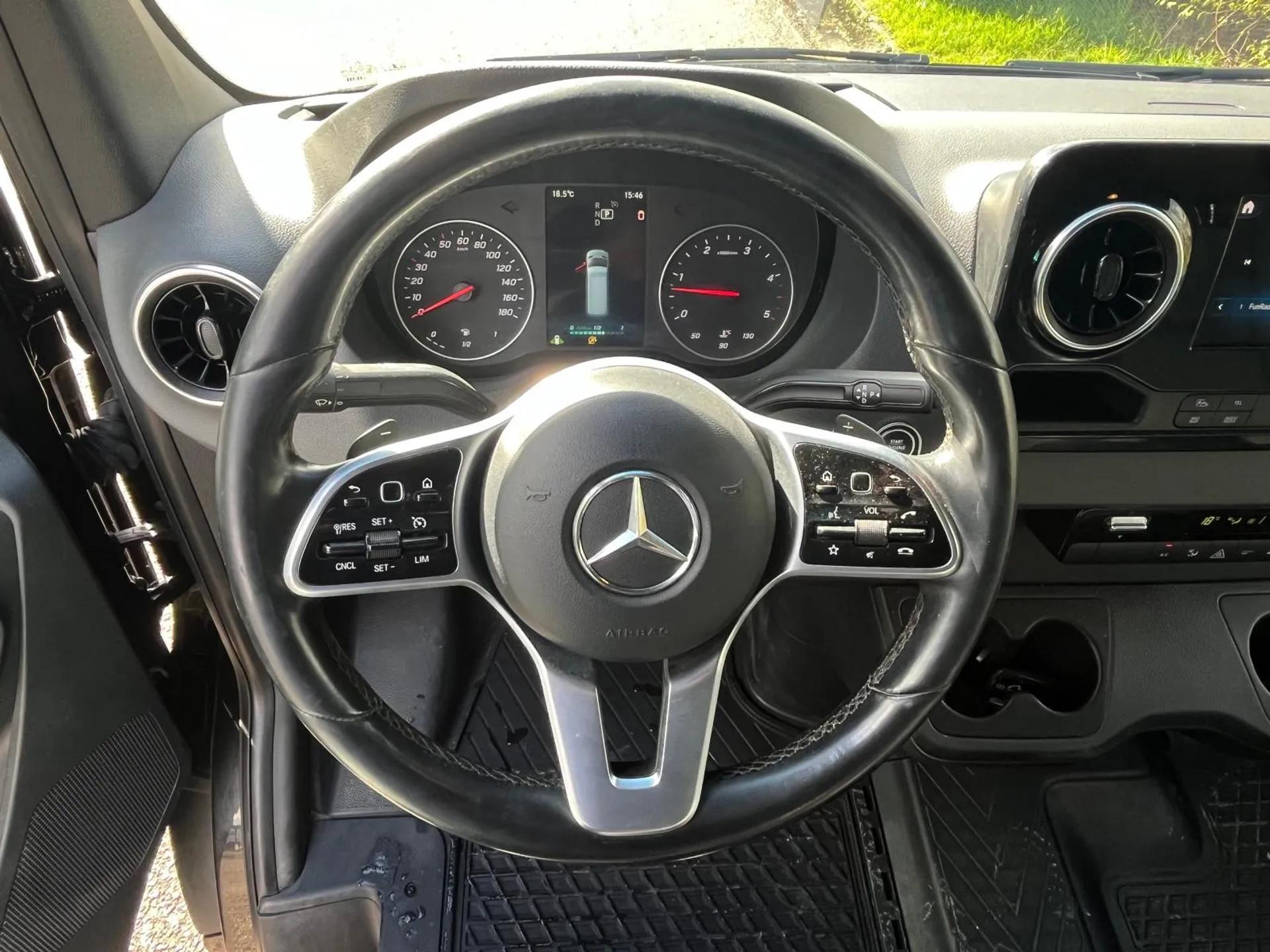 Foto 3 van Mercedes-Benz Sprinter 319 3.0 L2H2 | Mbux| Trekhaak 3.5T