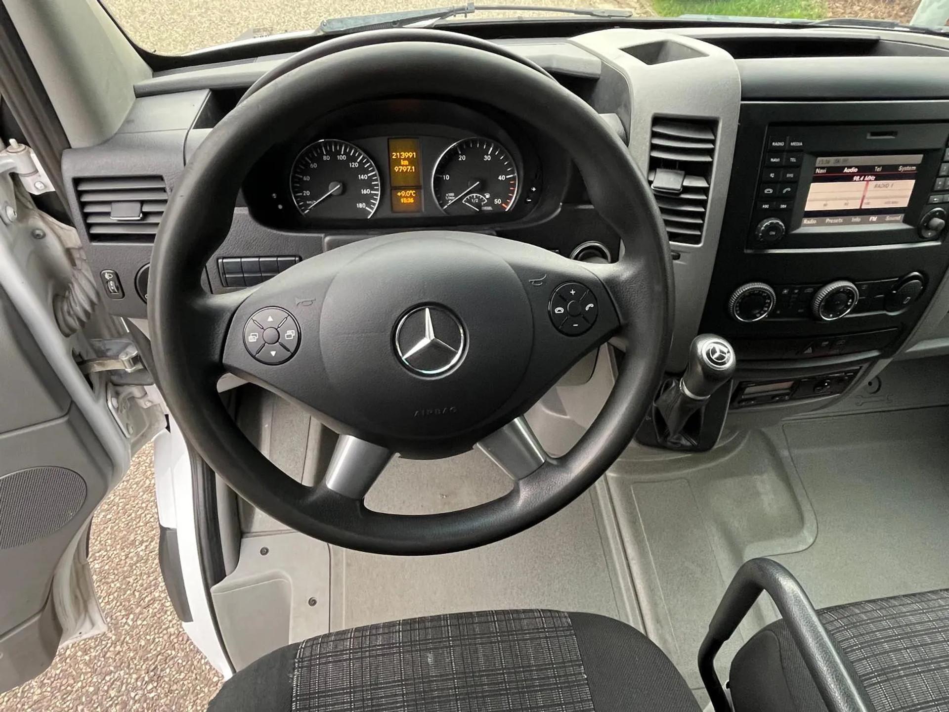 Foto 3 van Mercedes-Benz Sprinter 519 3.0 V6 Automaat L3H2 | Laadklep | Inrichting | servicebus